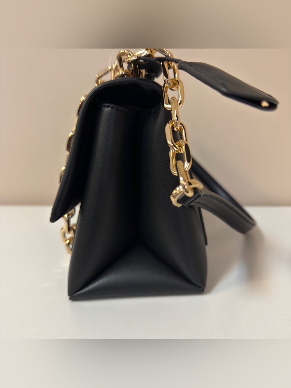 Michael Kors Black Leather Crossbody Bag with Gold Chain - Picture 4 of 10